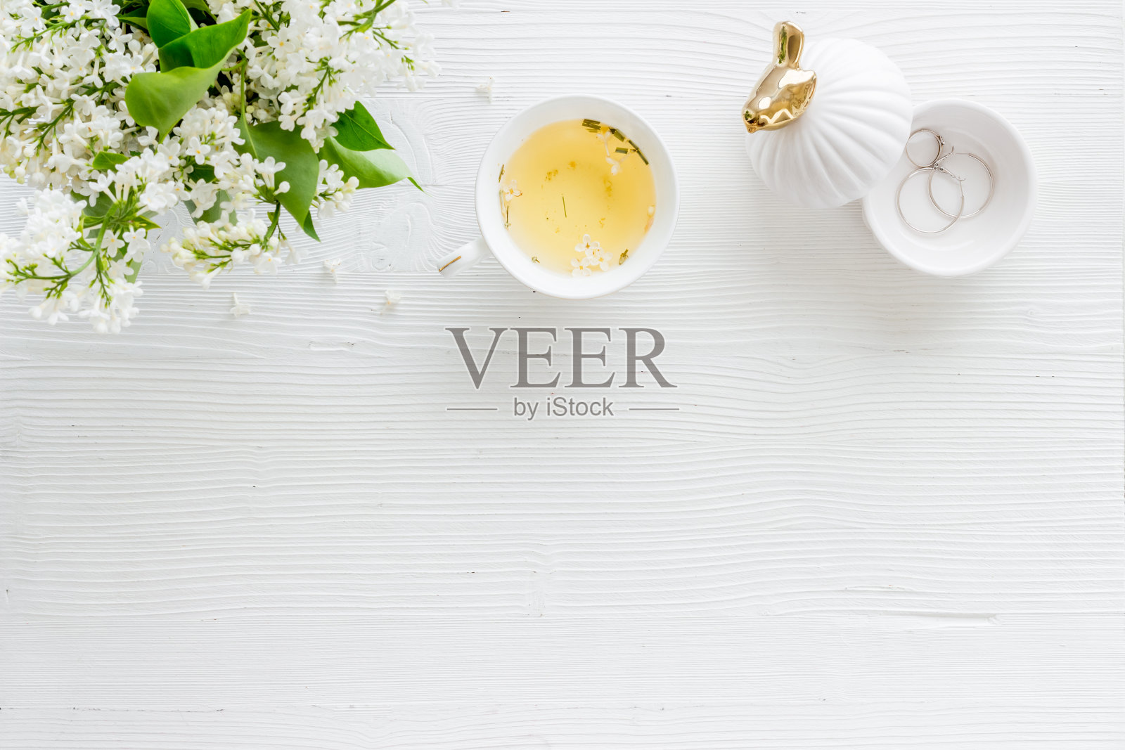 茉莉花花束与茶几放在办公桌上工作。俯视图照片摄影图片