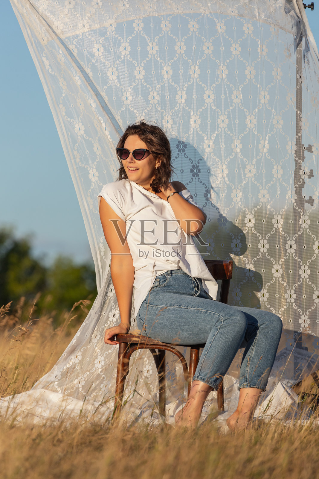 漂亮清新的年轻女子照片摄影图片