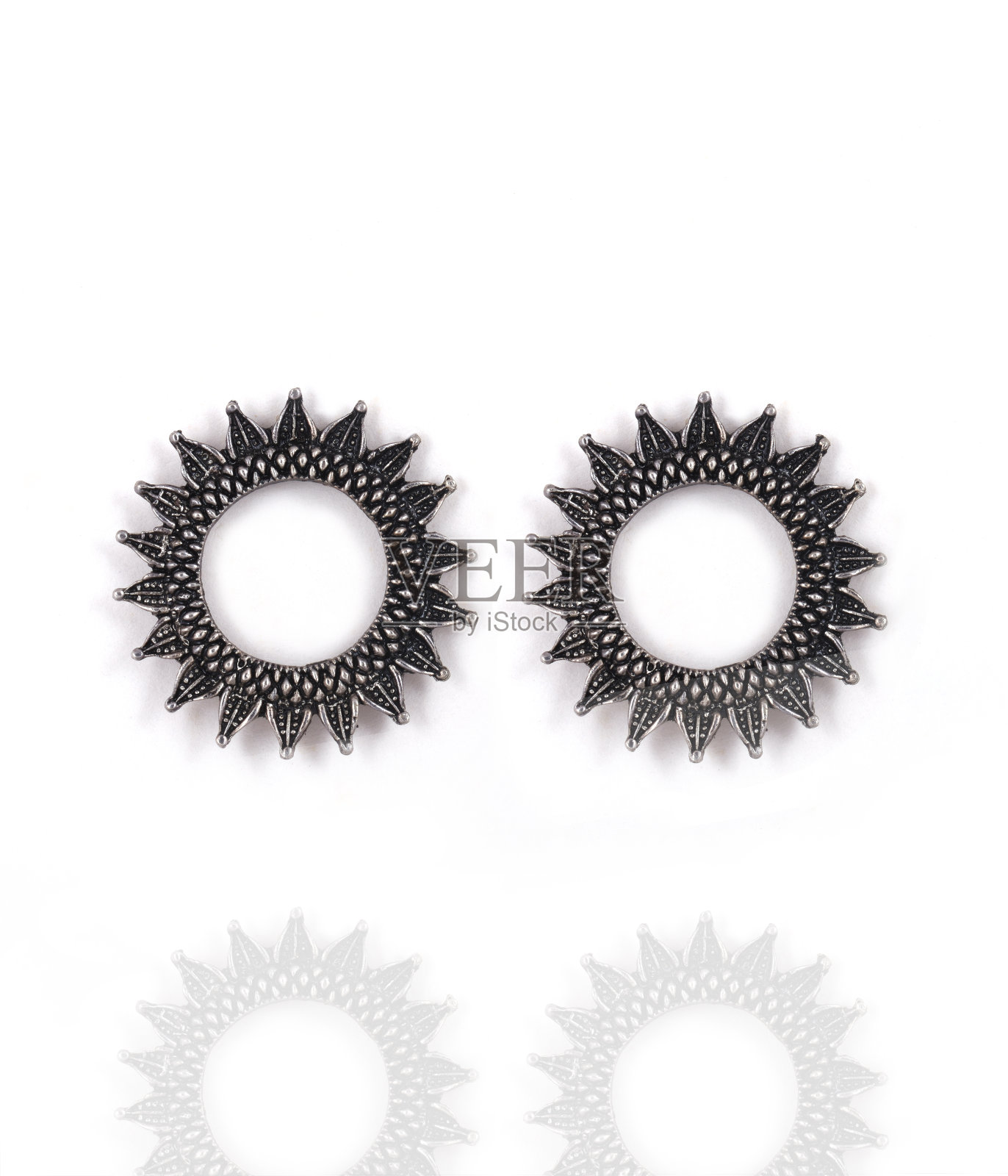 美丽的东方银耳环首饰(印度，阿拉伯，非洲，埃及)，氧化物银耳环，时尚异国亚洲配件照片摄影图片