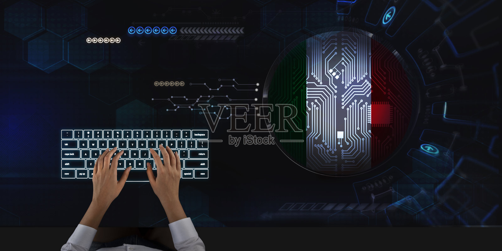 女商人在触摸屏上工作关于意大利照片摄影图片