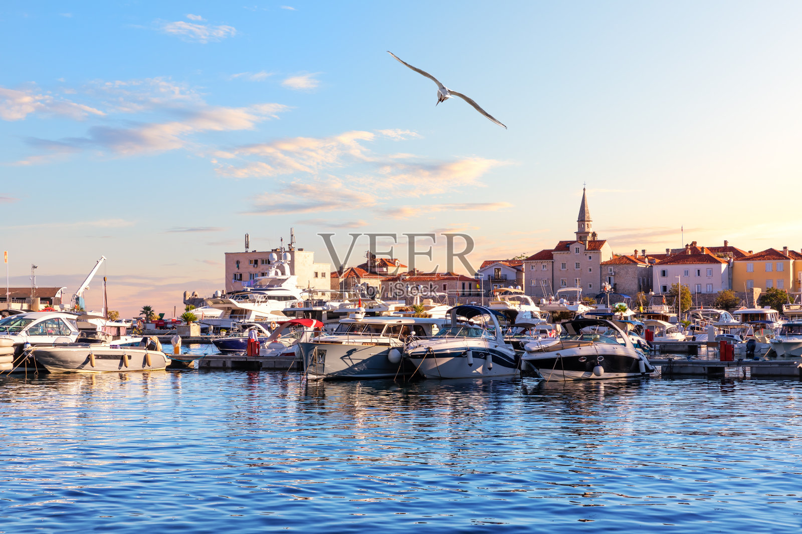 布达瓦古城建筑和黑山码头上的游艇照片摄影图片
