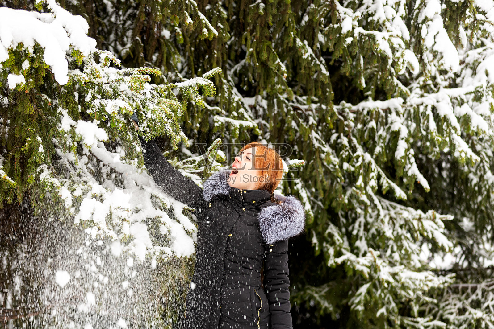冬天的红发女人照片摄影图片