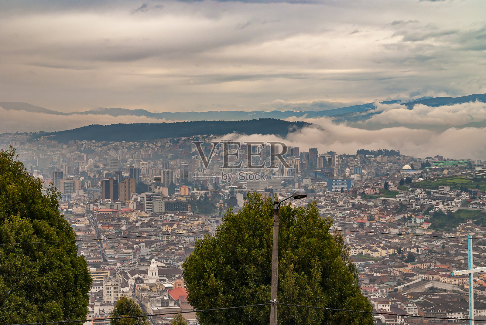 从Cerro El Panecillo拍摄的城市景观，厄瓜多尔基多。照片摄影图片