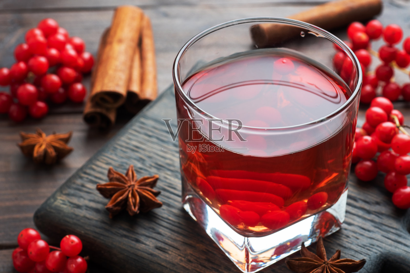 在玻璃杯中喝红色荚蒾浆果。含有维生素C的浆果蜜饯可以对抗普通感冒。照片摄影图片