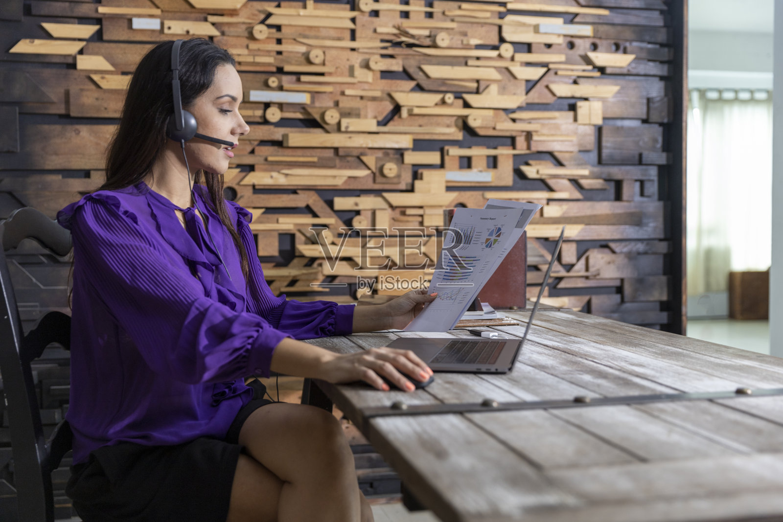 女性在家里工作的新常态照片摄影图片