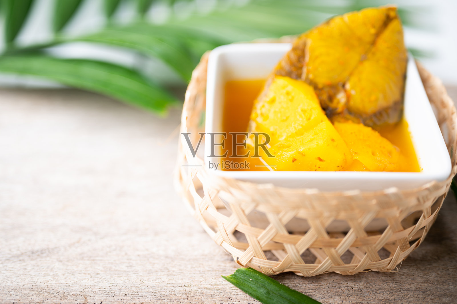 海鲈鱼罗望子味酸汤南泰国食谱菠萝，泰国食物和蔬菜在白色碗照片摄影图片