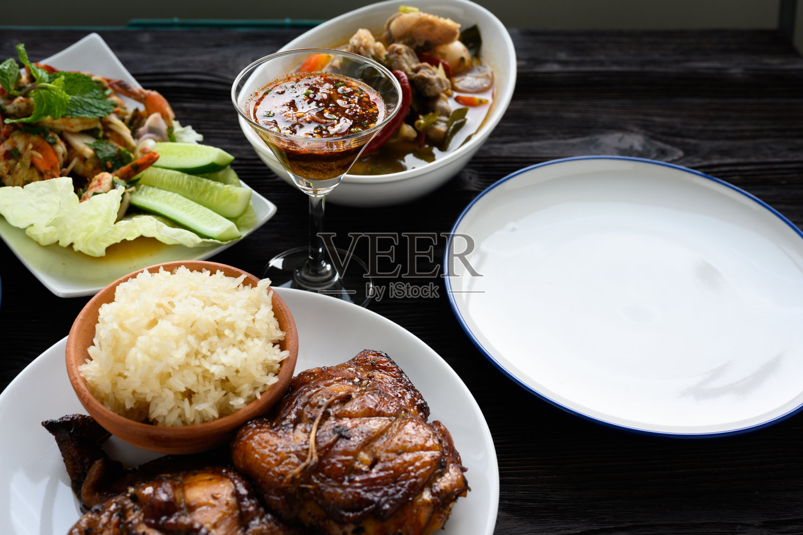 泰国菜，烤鸡和糯米照片摄影图片