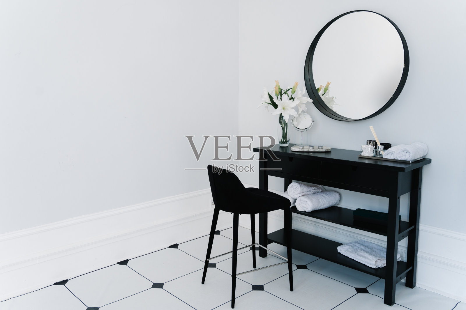 浴室梳妆台上有镜子和毛巾照片摄影图片