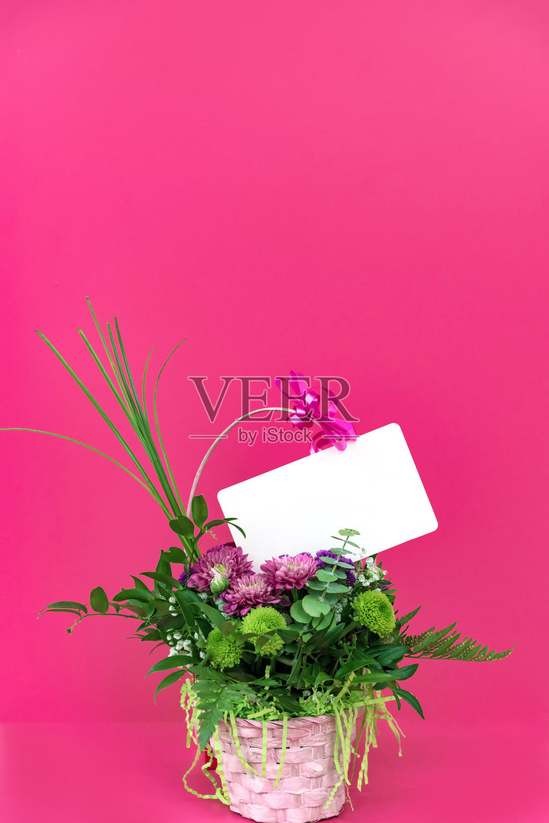 一束大丽花和树叶与卡片照片摄影图片