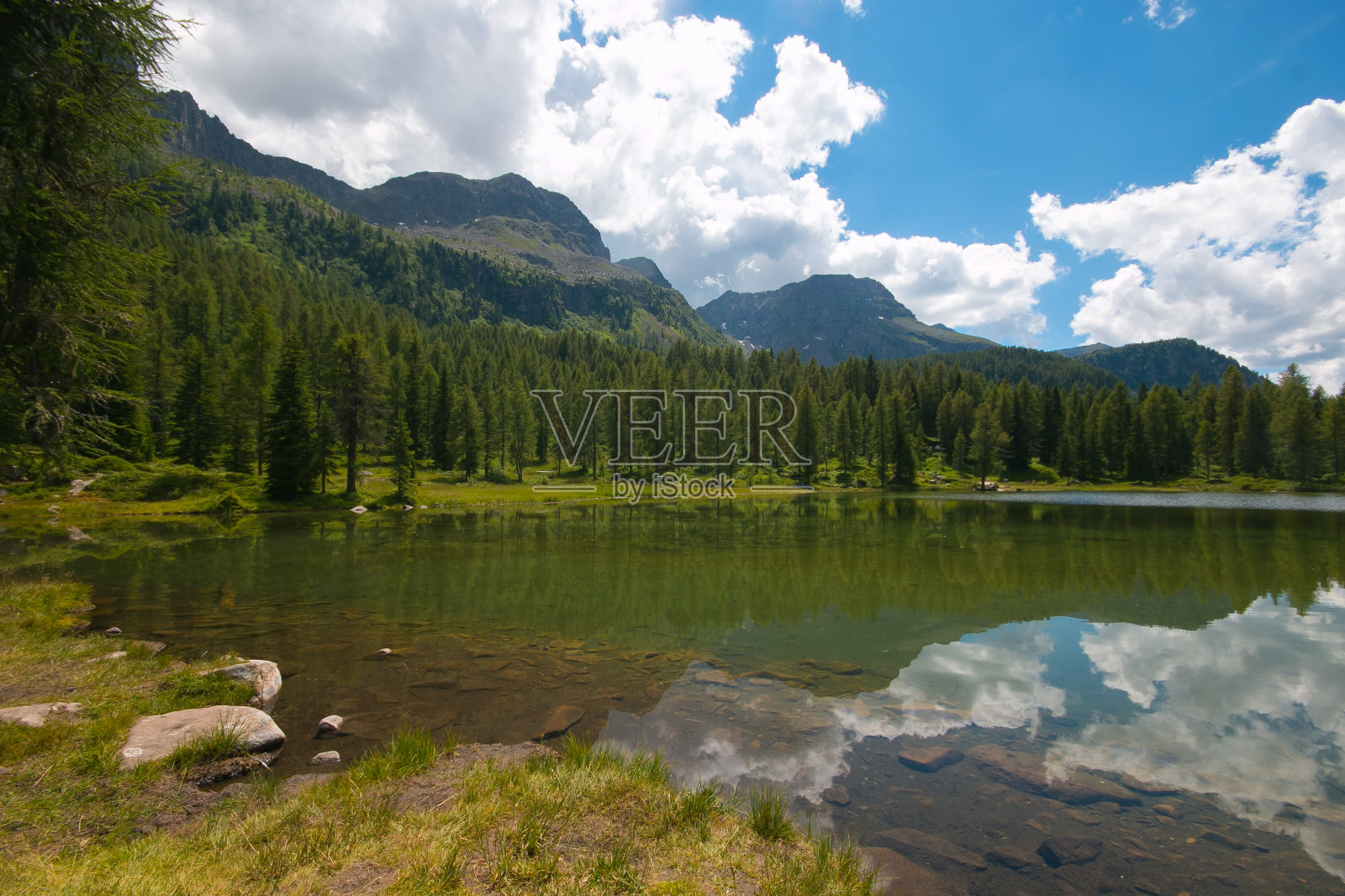 全景式的圣佩莱格里诺湖在圣佩莱格里诺山口:在意大利白云石高山口照片摄影图片