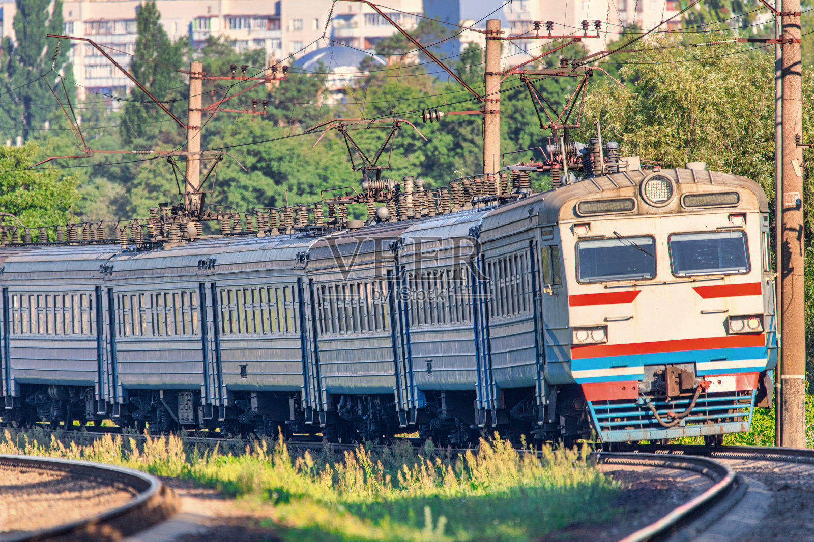 一辆老式的电动客运列车沿着这条线路行驶。照片摄影图片