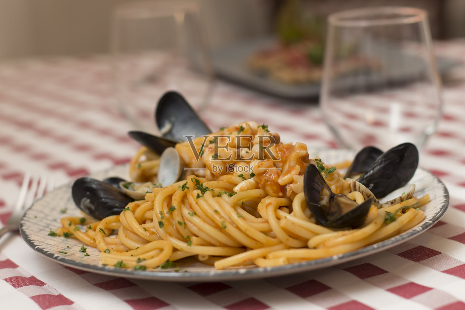 餐厅桌上的海鲜意大利面照片摄影图片