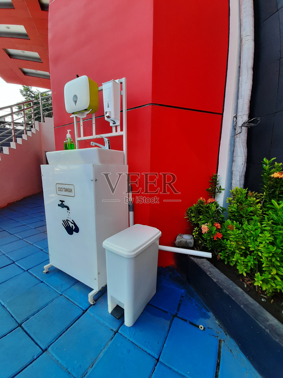 “Cuci Tangan”洗手盆是“洗手”的意思，预防新冠肺炎照片摄影图片