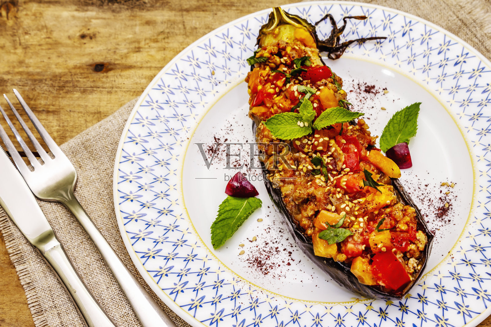 Karniyarik传统土耳其食物。用肉末，番茄，青菜和芝麻填充茄子照片摄影图片