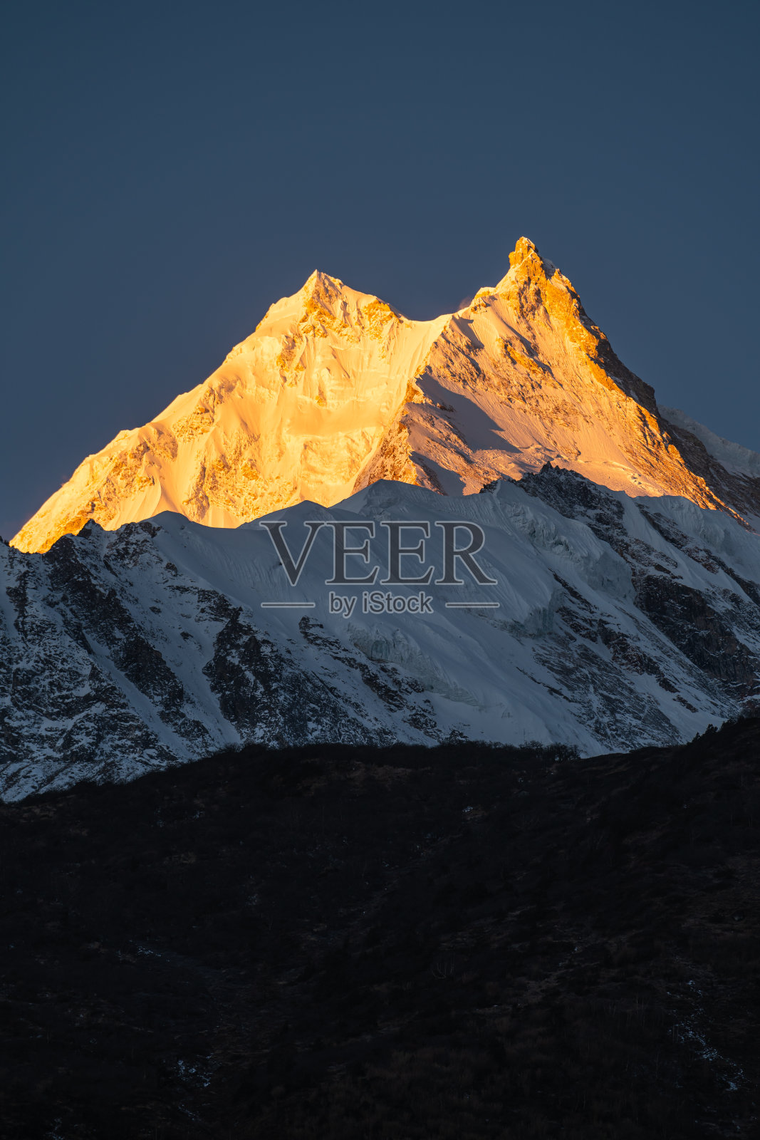 日出时的马纳斯鲁峰，世界第八高峰在喜马拉雅山，尼泊尔照片摄影图片