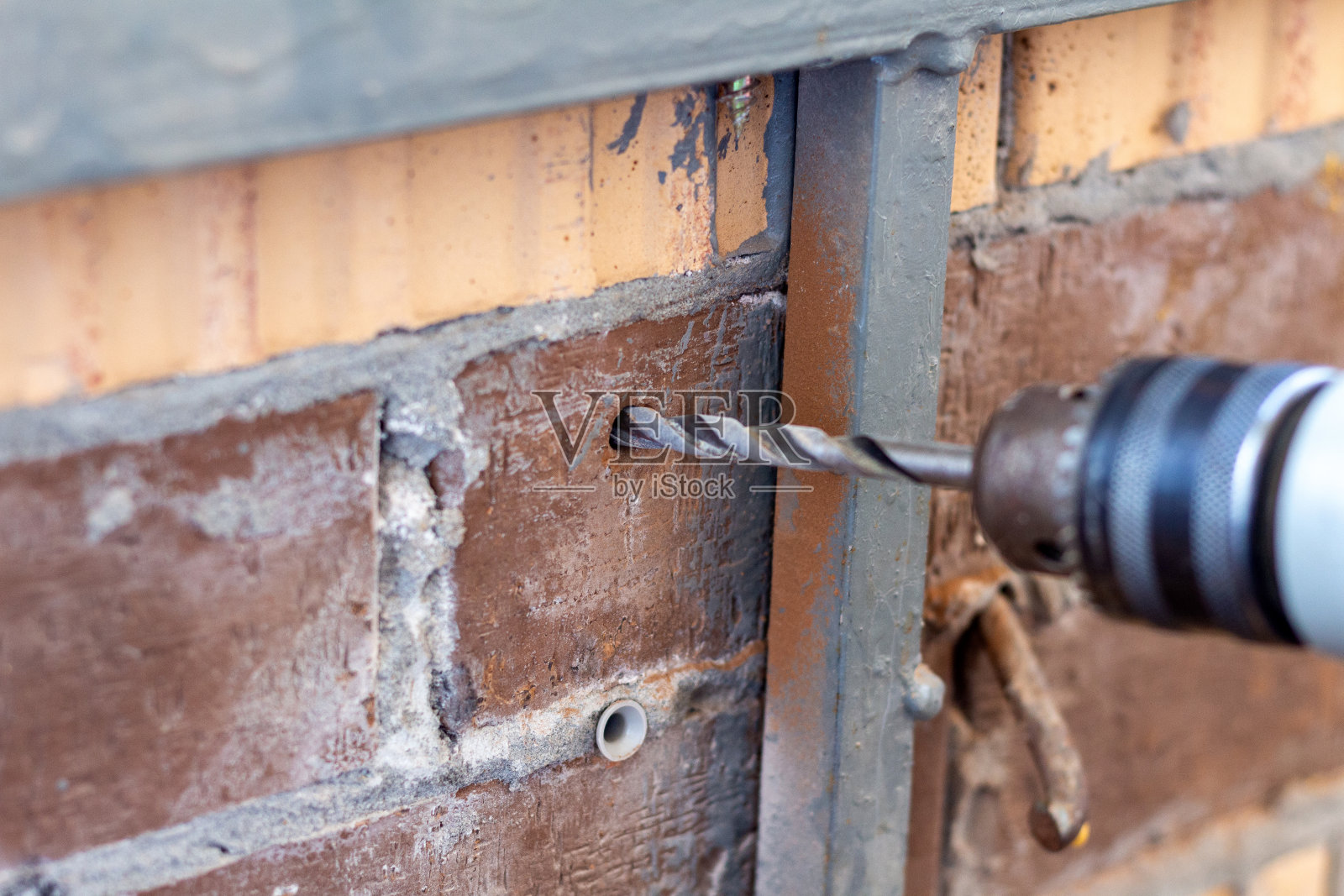 在砖墙上钻一个洞照片摄影图片