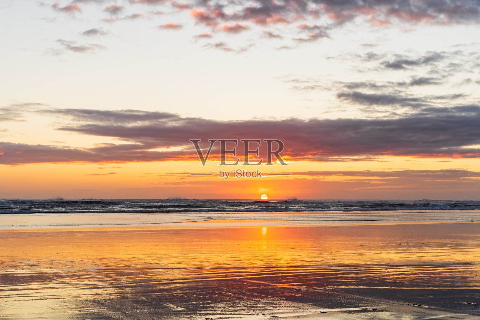 日落在沙滩上。照片摄影图片