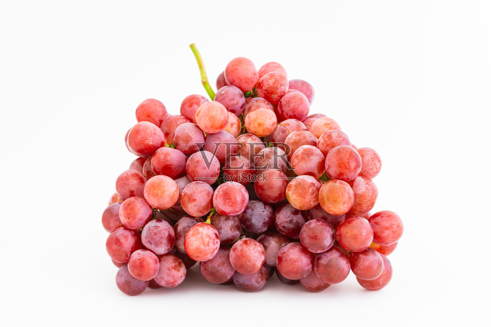 成熟的红葡萄孤立在白色背景。与剪切路径照片摄影图片