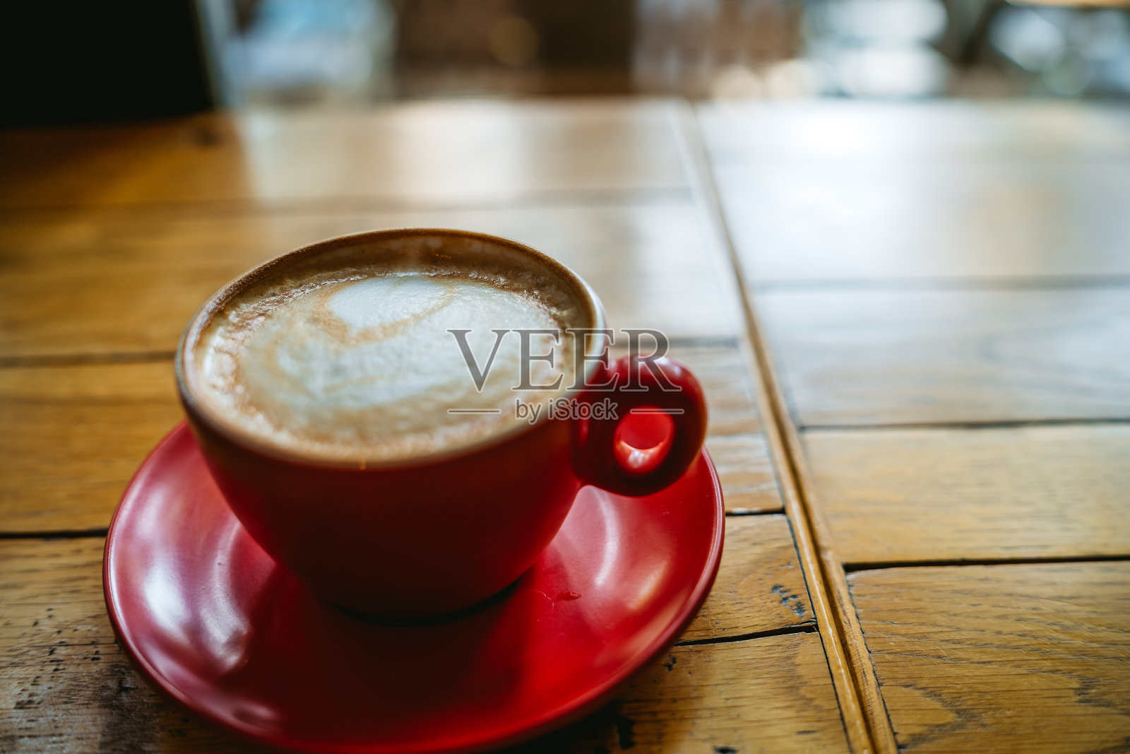 咖啡端在咖啡桌上照片摄影图片