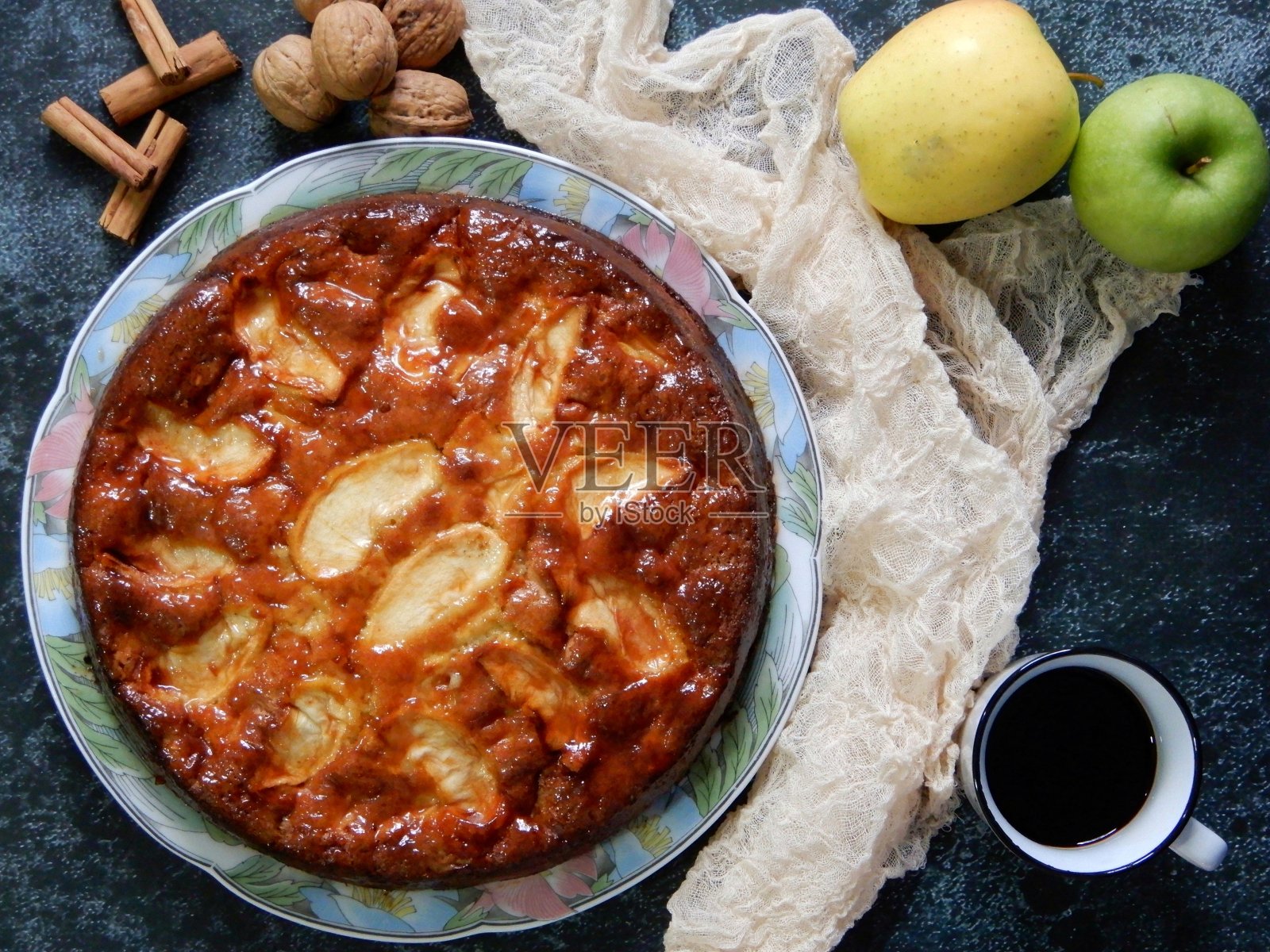 意大利苹果派配核桃和肉桂照片摄影图片