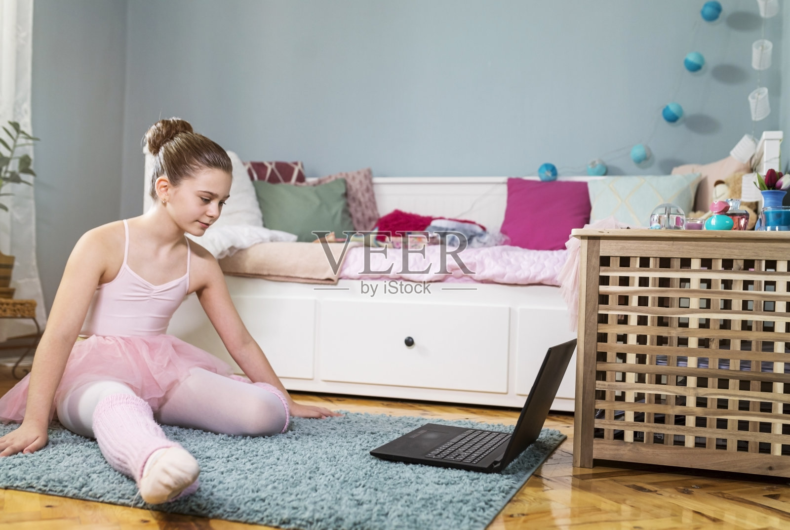 穿着粉红色芭蕾舞裙的芭蕾舞女照片摄影图片