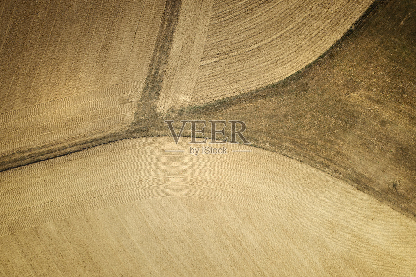 一个非常干燥的夏天后的农田鸟瞰图照片摄影图片