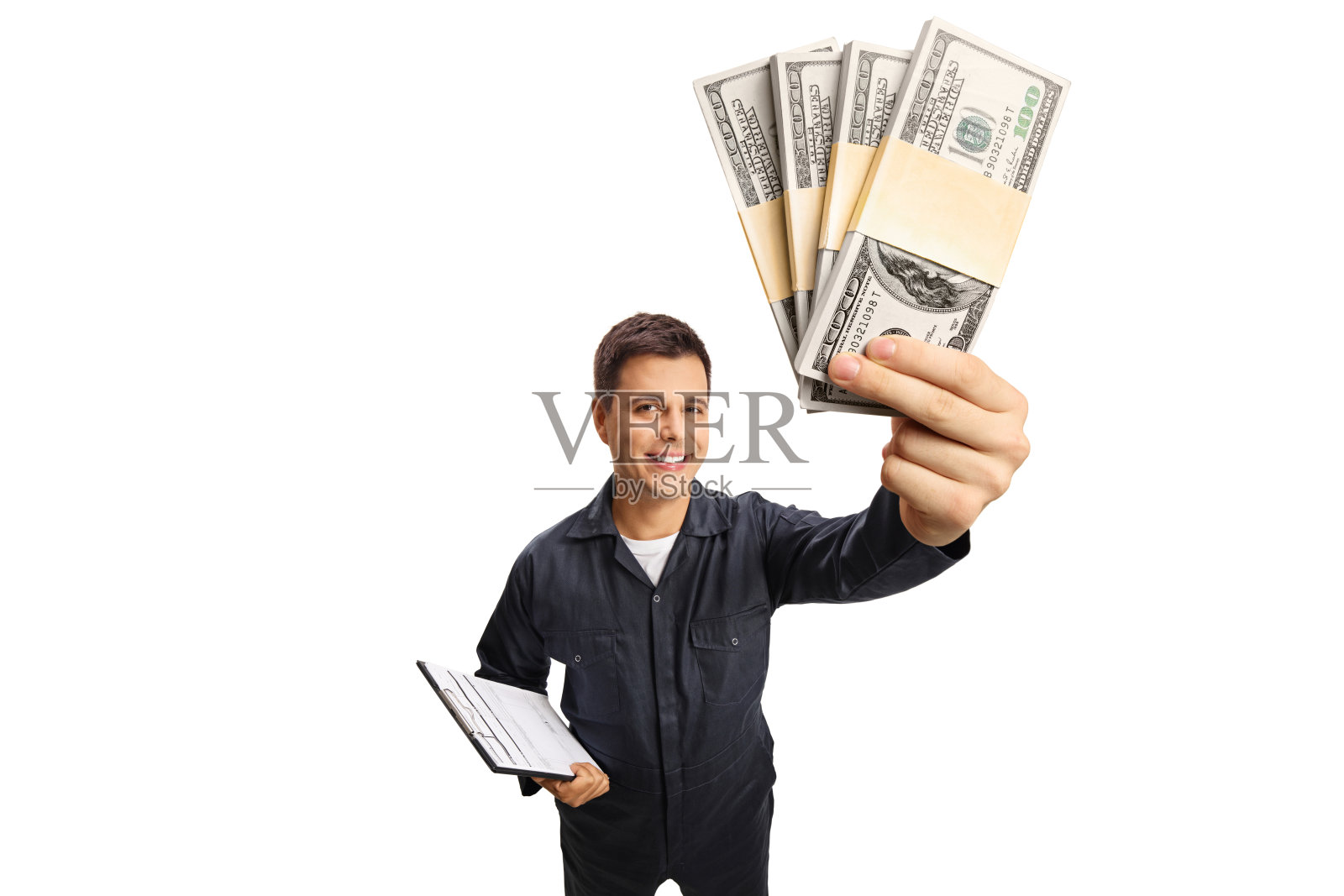 汽车修理工拿着钱对着镜头微笑照片摄影图片
