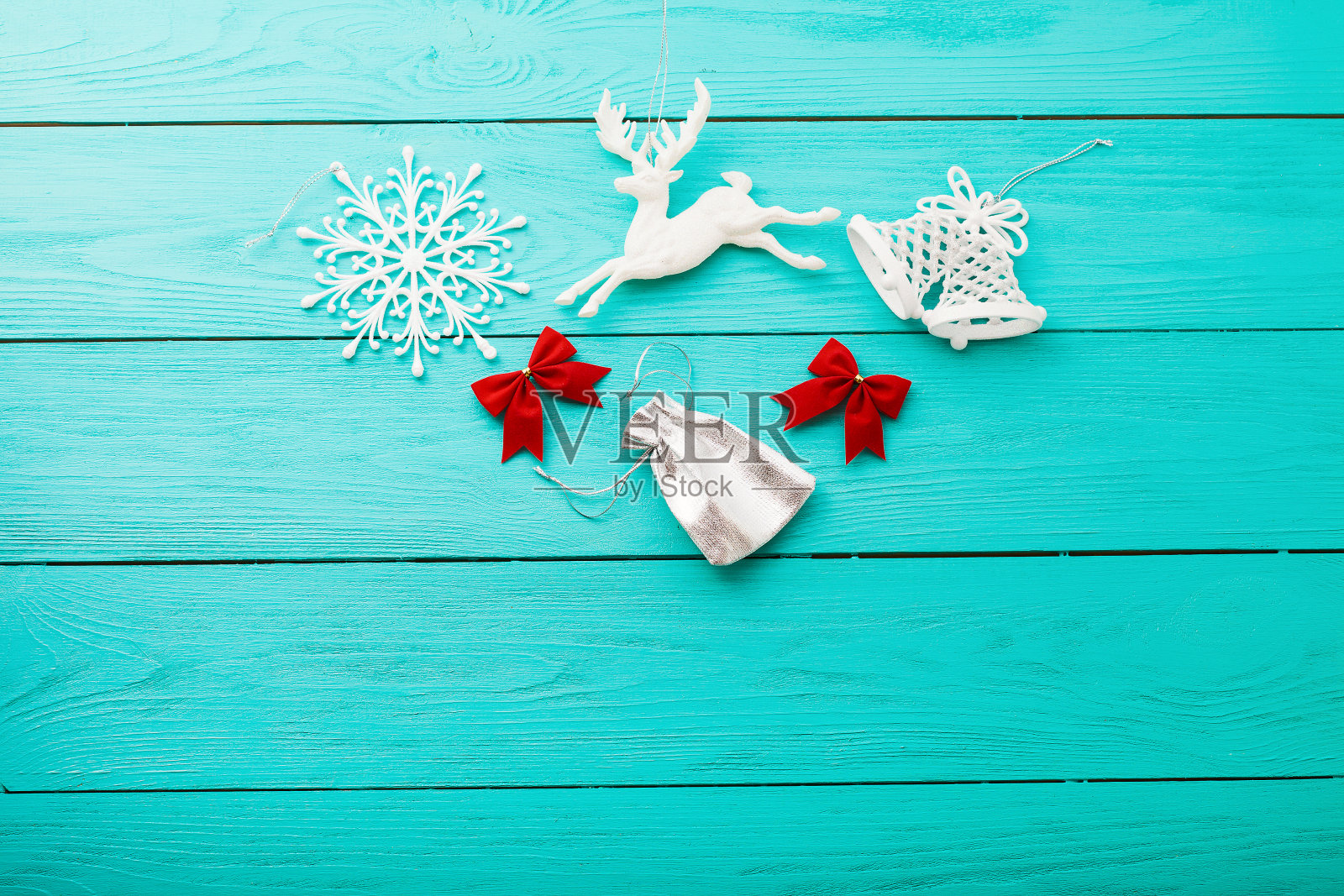 蓝色木制背景的圣诞配件框架。俯视图照片摄影图片