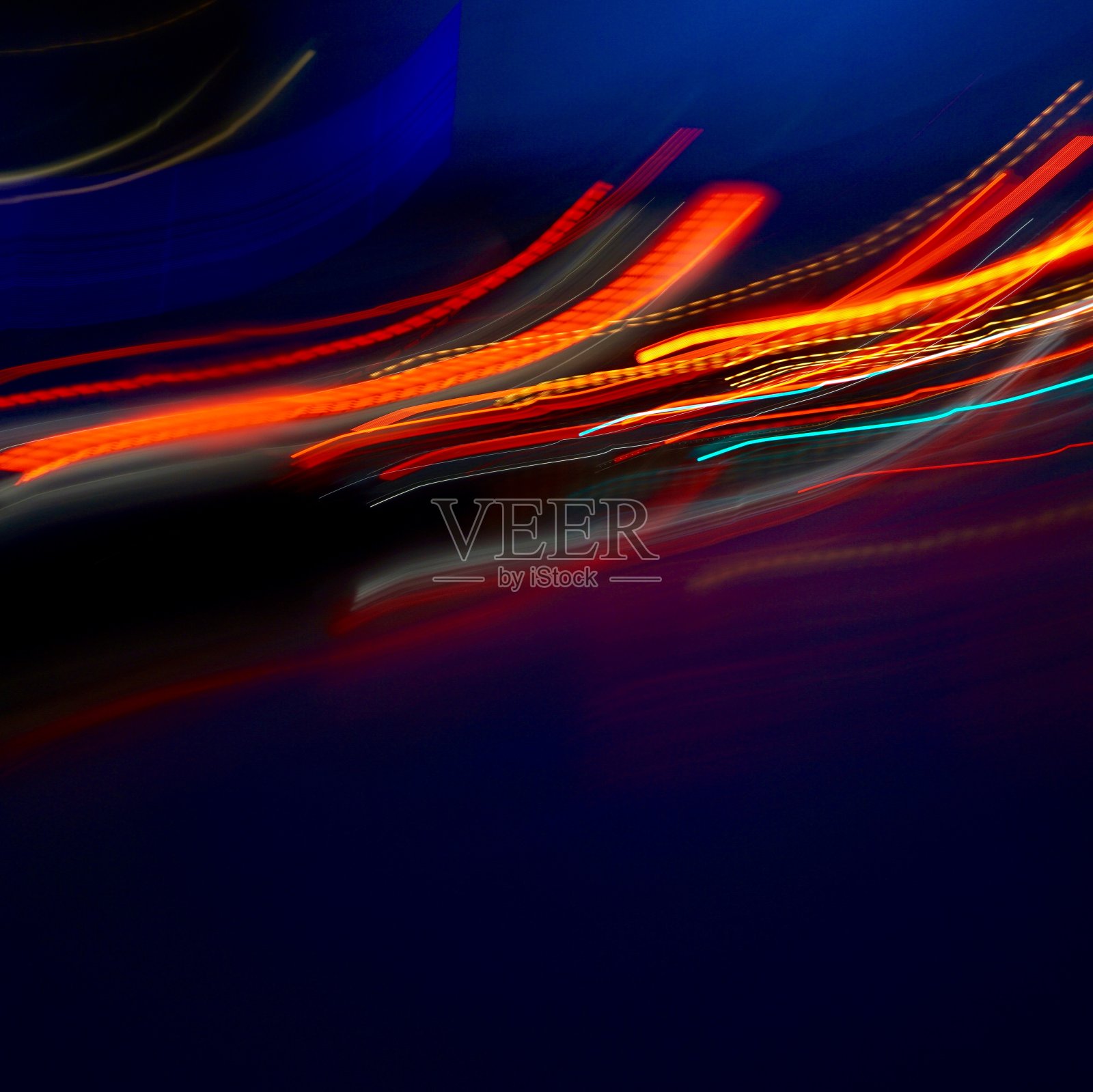 晚上街上五颜六色的灯照片摄影图片