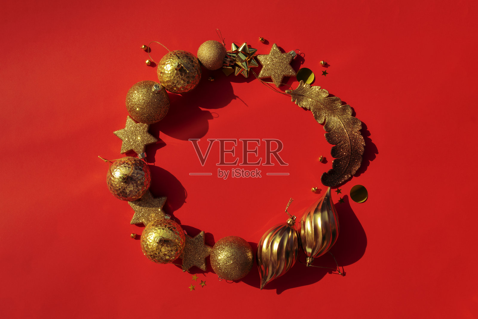 圆形框架花环的黄金圣诞装饰品在红色的背景照片摄影图片