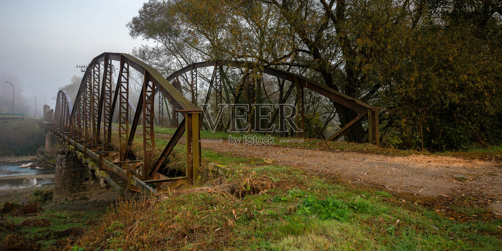 废弃的金属桥在晨雾中照片摄影图片