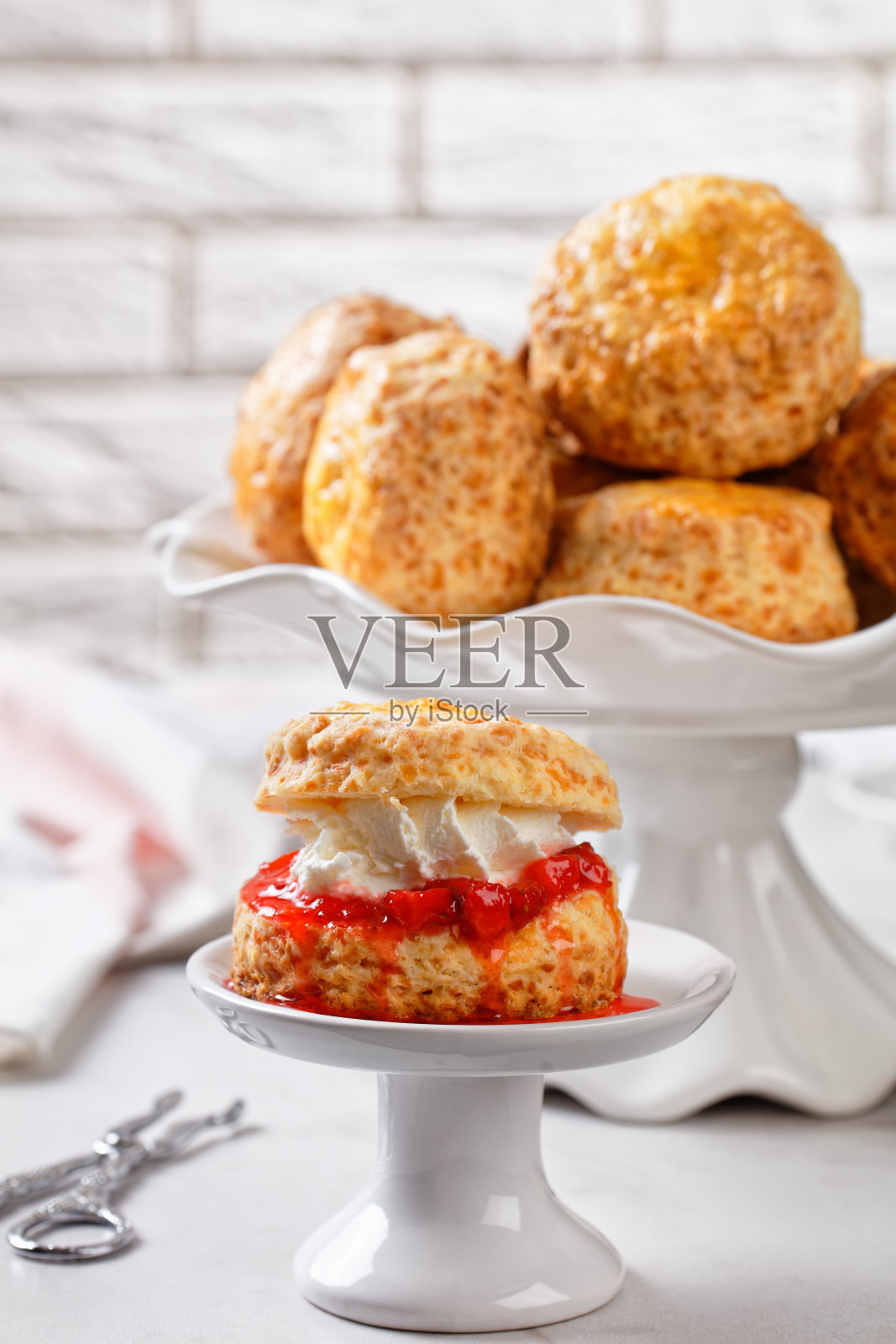 英式烤饼配凝结奶油和草莓酱照片摄影图片