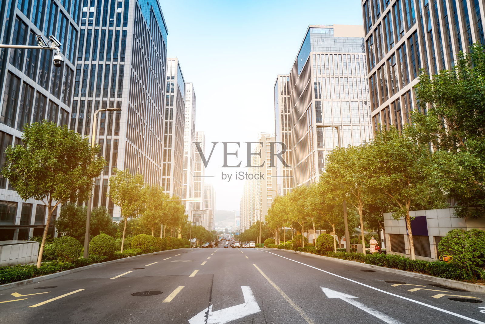 城市道路和高层建筑照片摄影图片