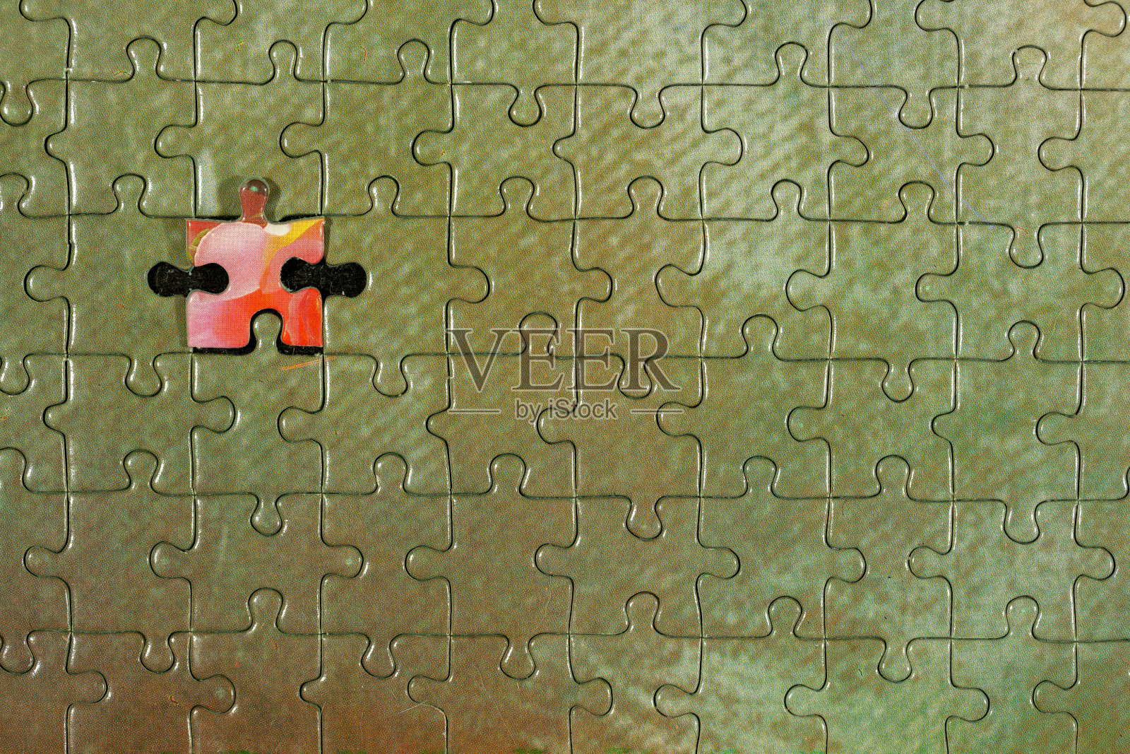 无法填补最后一块的已拆卸拼图照片摄影图片