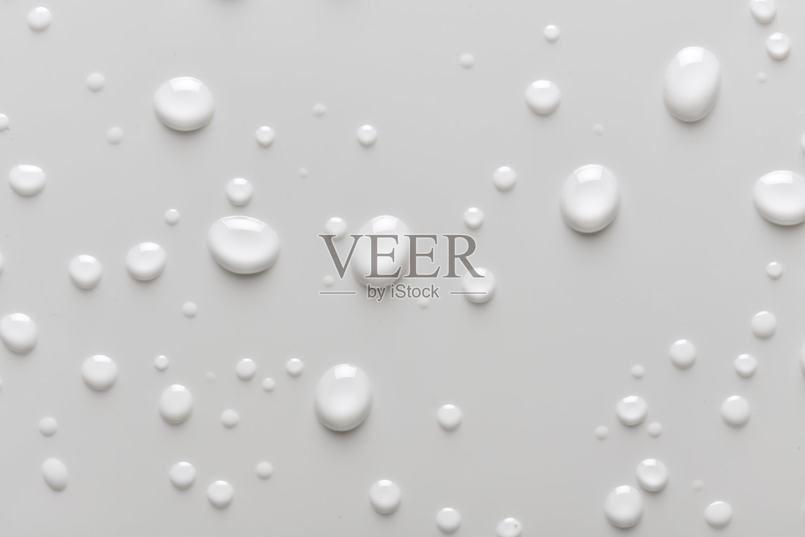 全背景的水滴，湿气或凝结在一个白色的背景。照片摄影图片