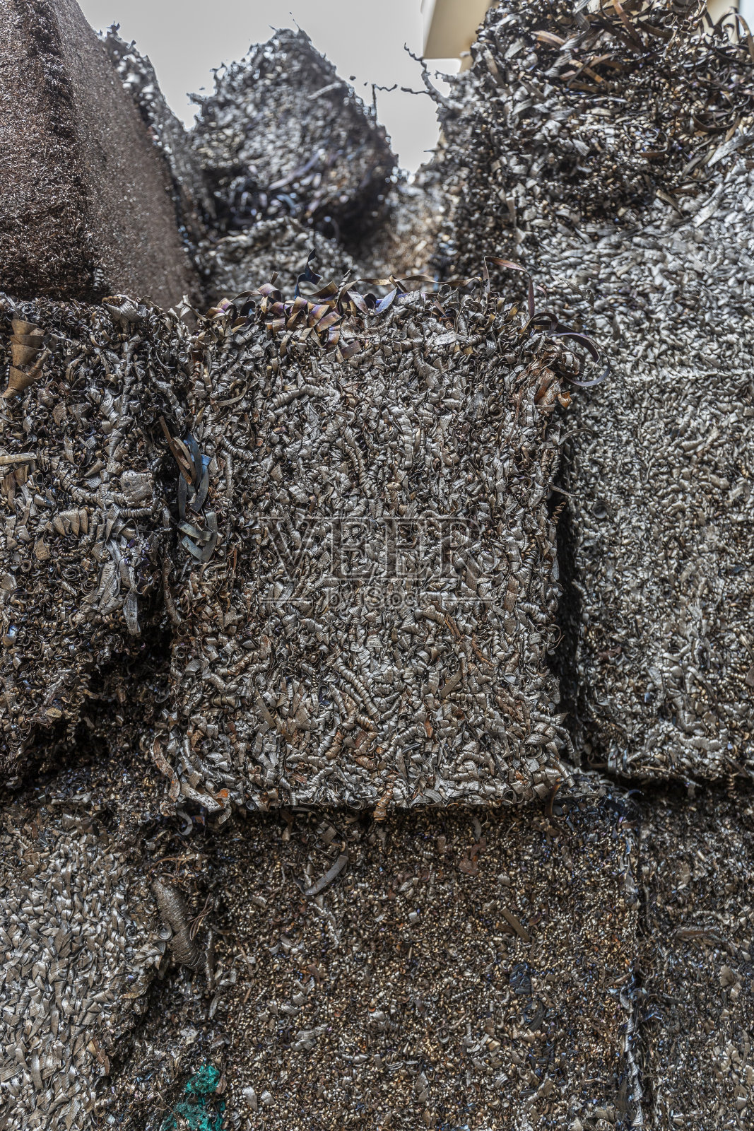 压缩成金属块的废金属，准备回收照片摄影图片