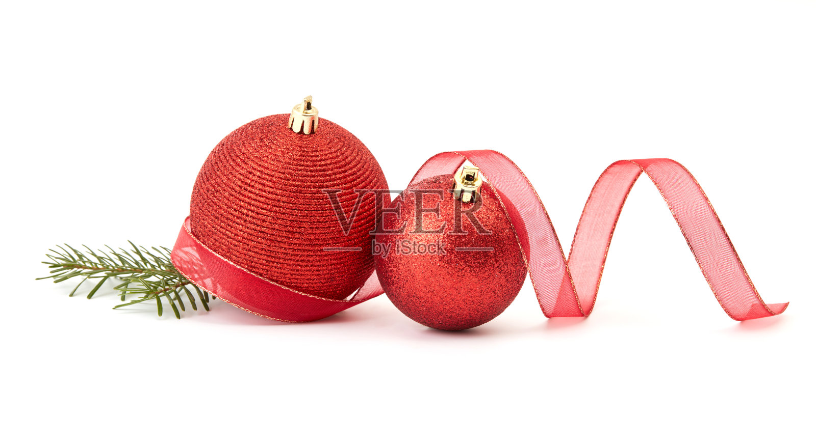 红色的小玩意儿，绿色的冷杉枝和红色的丝带照片摄影图片