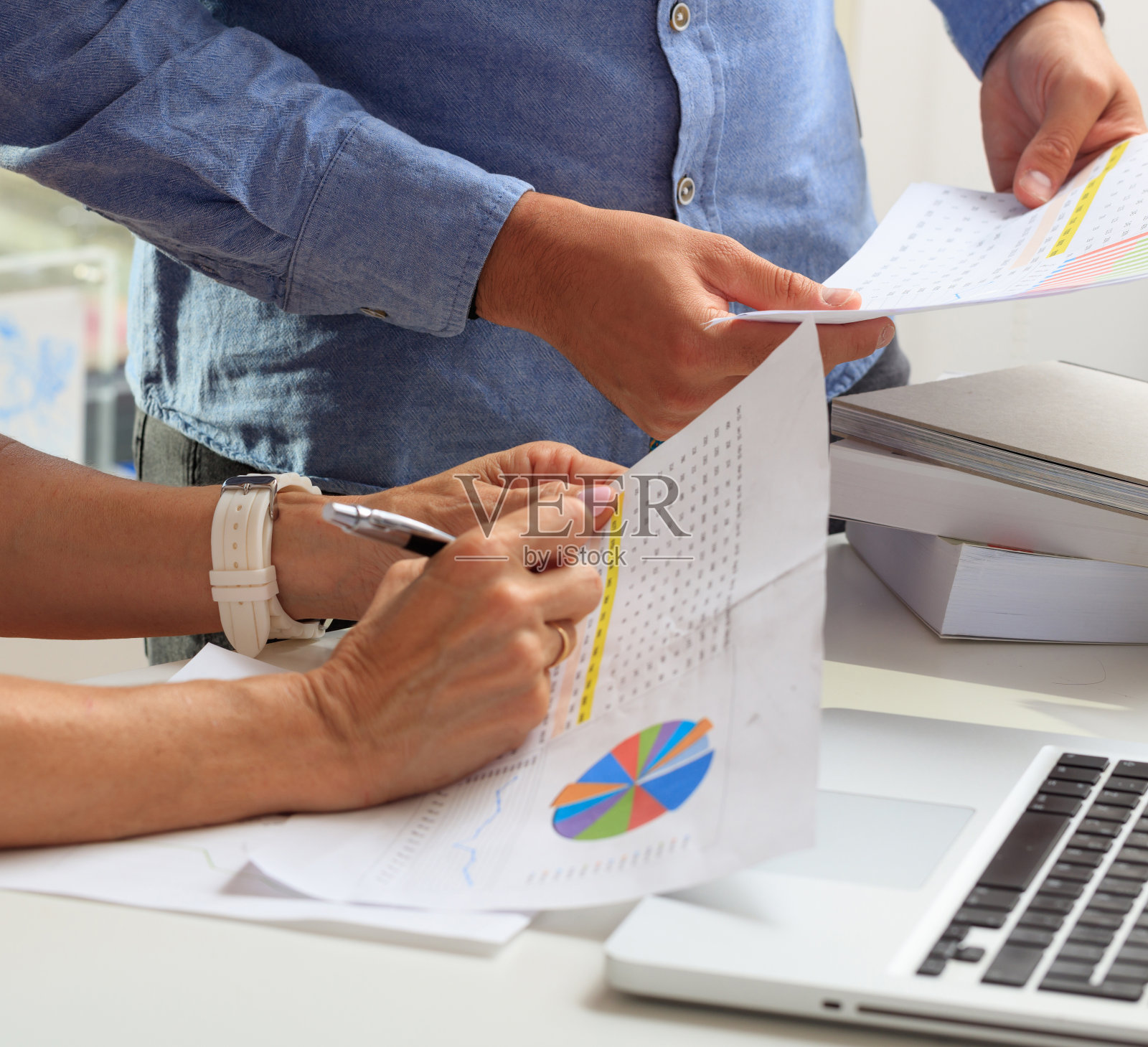 在办公室工作的男人和女人照片摄影图片