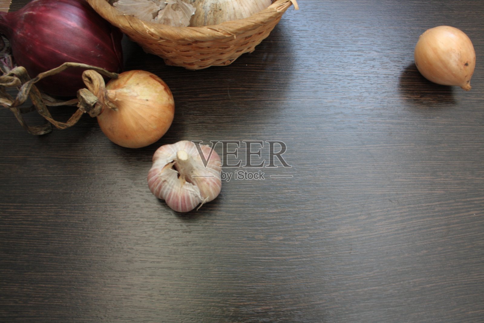 桌上放洋葱和莳萝照片摄影图片
