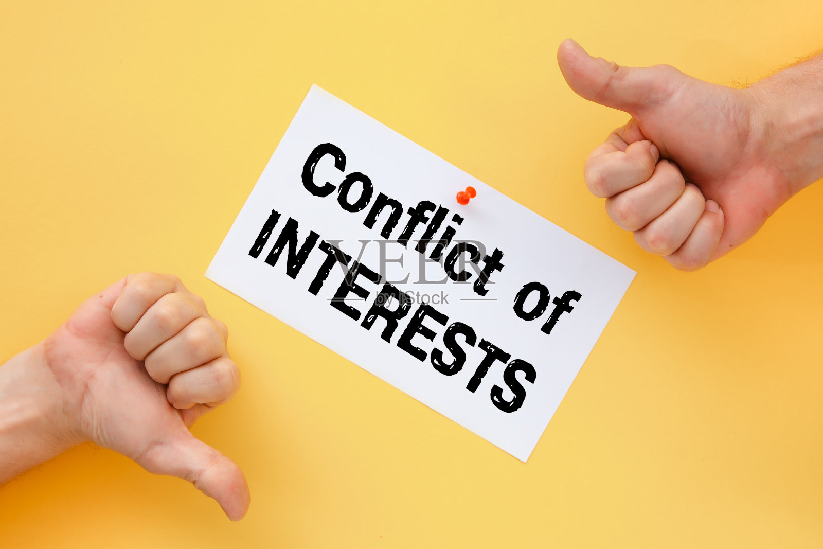 黄色背景上刻有“利益冲突”字样的卡片照片摄影图片