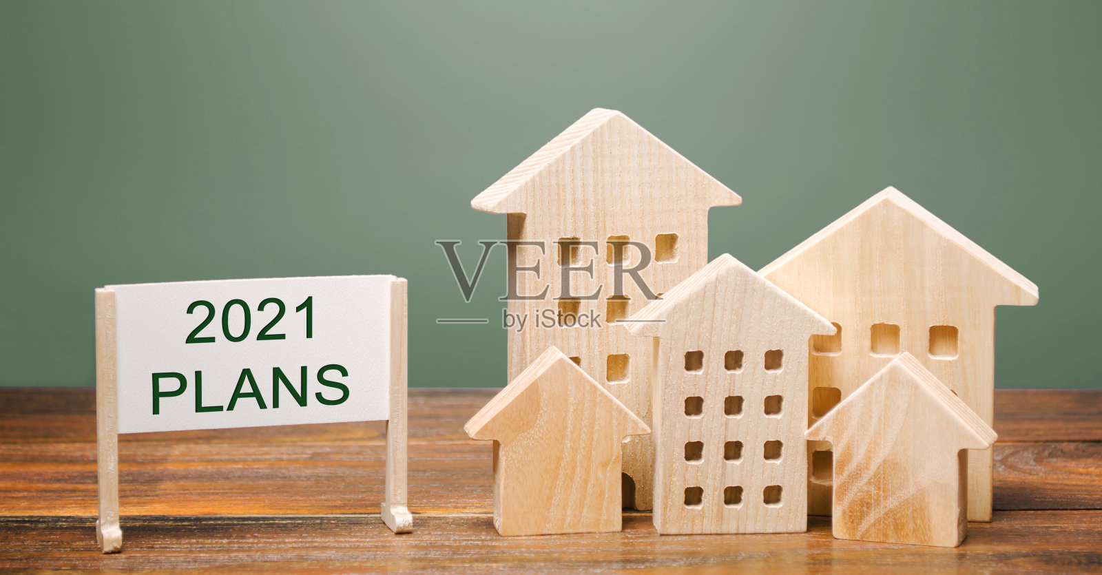 海报上写着“2021年计划”和木制房子。房地产规划与融资概念。房地产市场。抵押贷款,贷款,投资。修理和再融资的房子。预测照片摄影图片