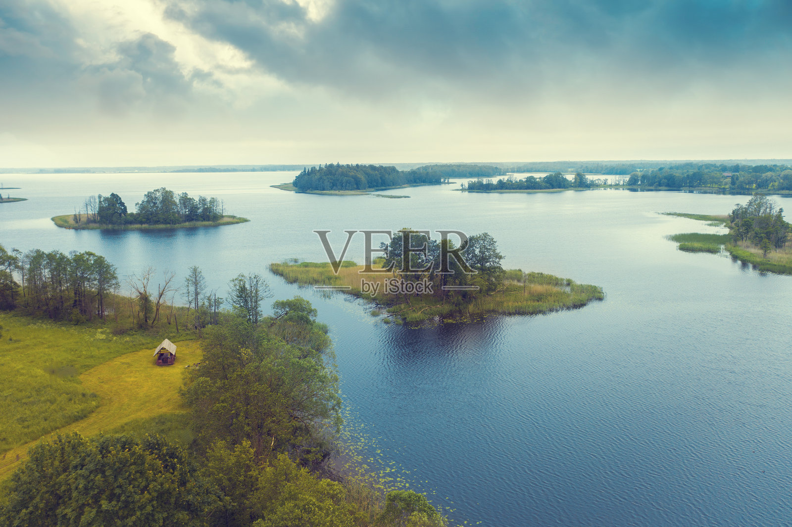 秋天，露营者站在森林和湖边。照片摄影图片