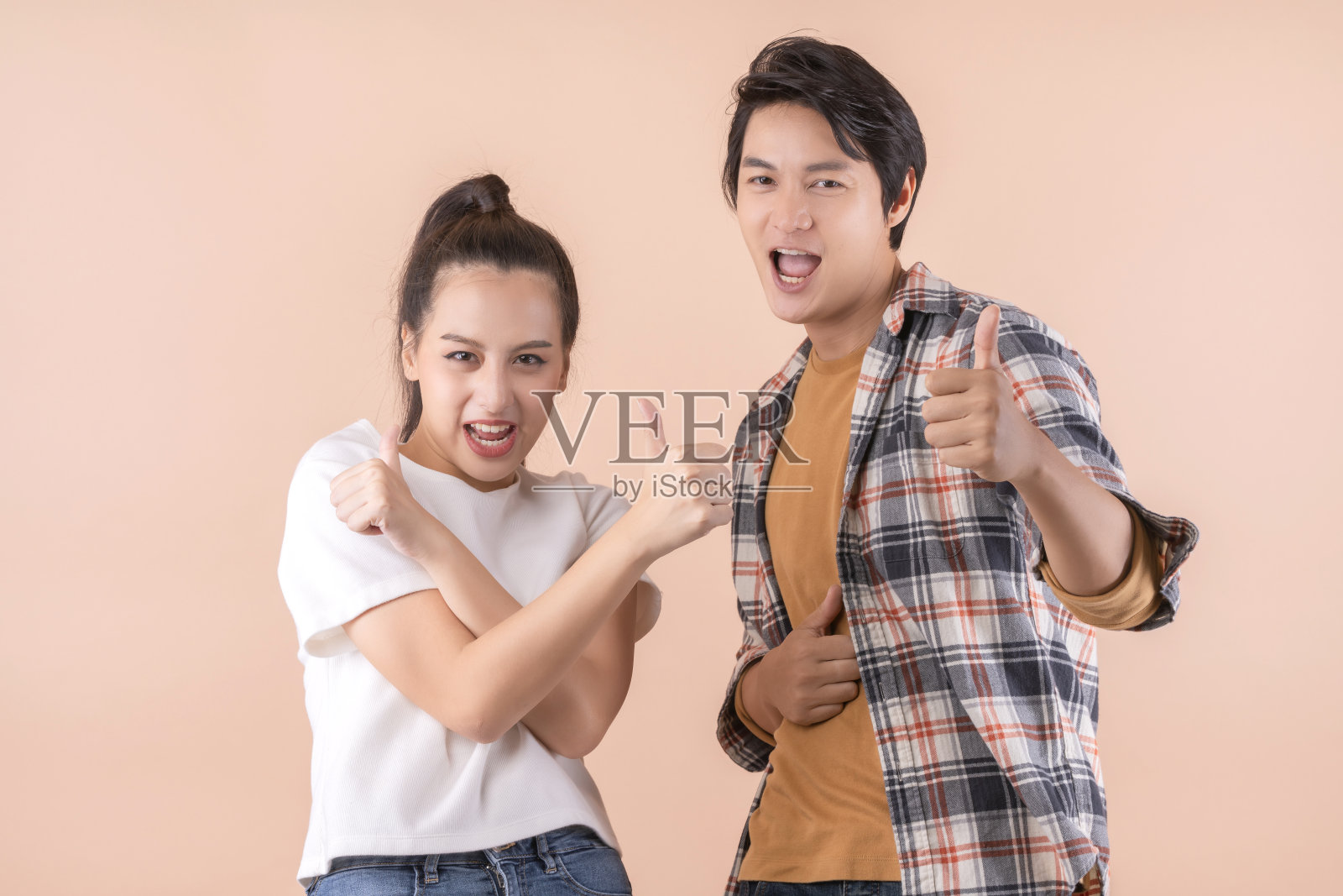 年轻迷人的亚洲夫妇有趣和活力好玩的照片拍摄在工作室孤立的颜色背景照片摄影图片