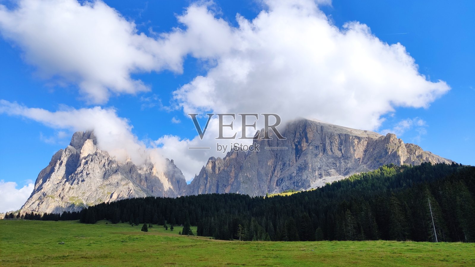 风景优美的高山景区，有着神奇的白云石照片摄影图片