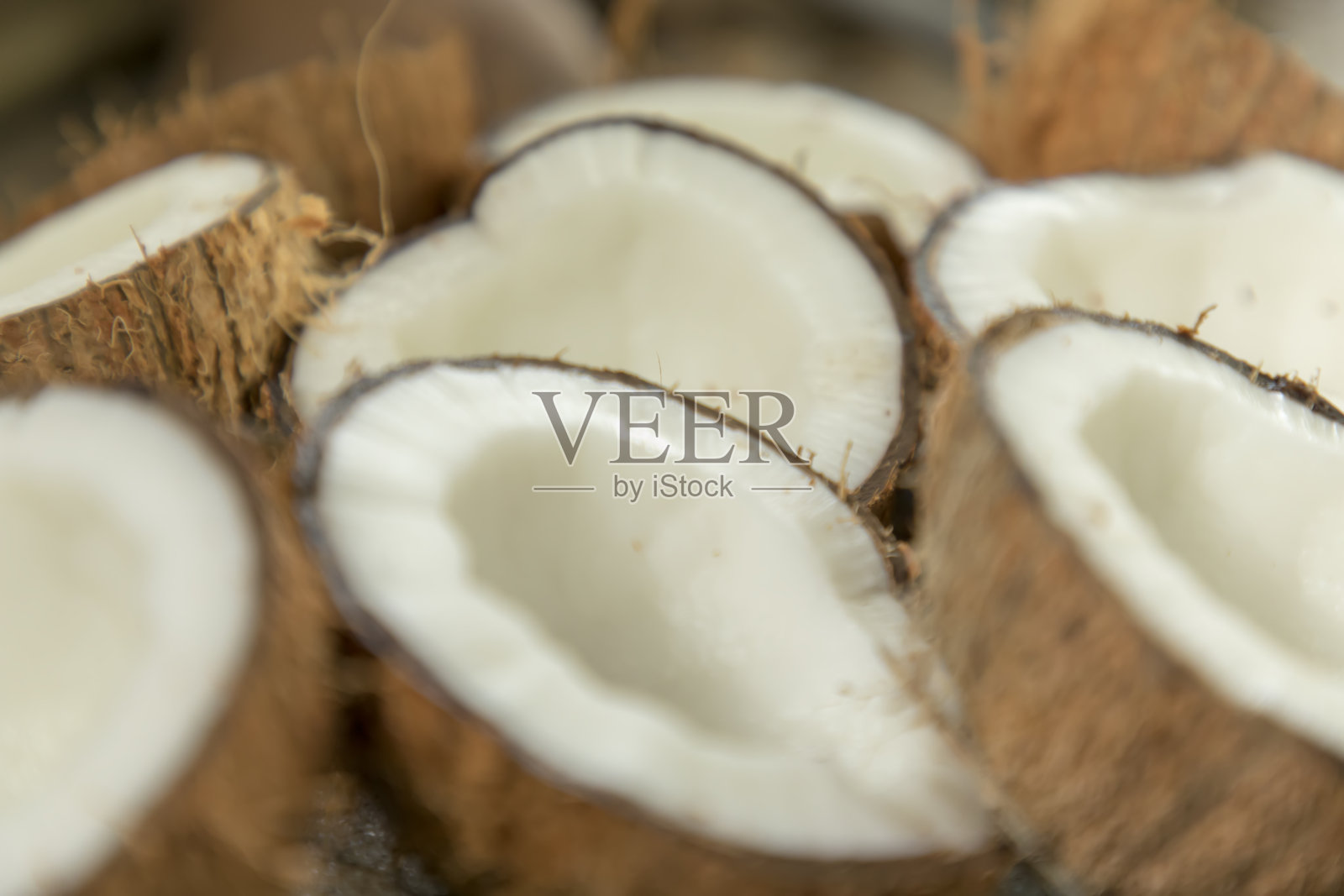 干椰子在地上切成两半照片摄影图片