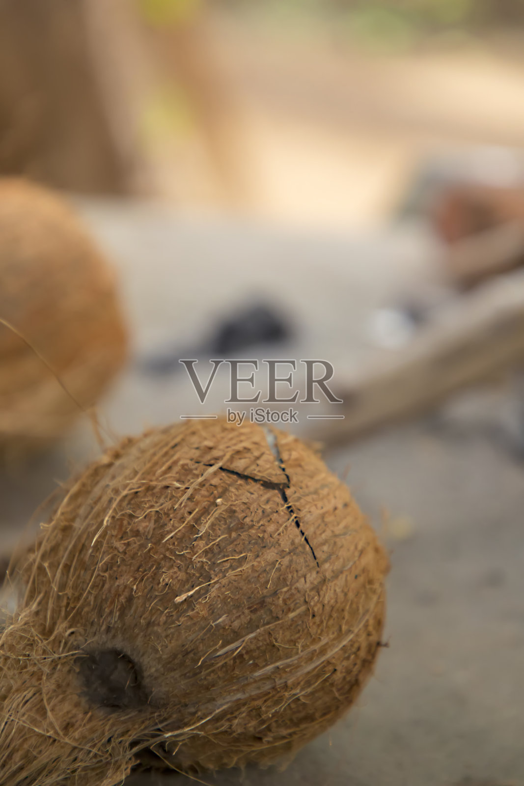 聚焦椰子爆裂的特写镜头照片摄影图片