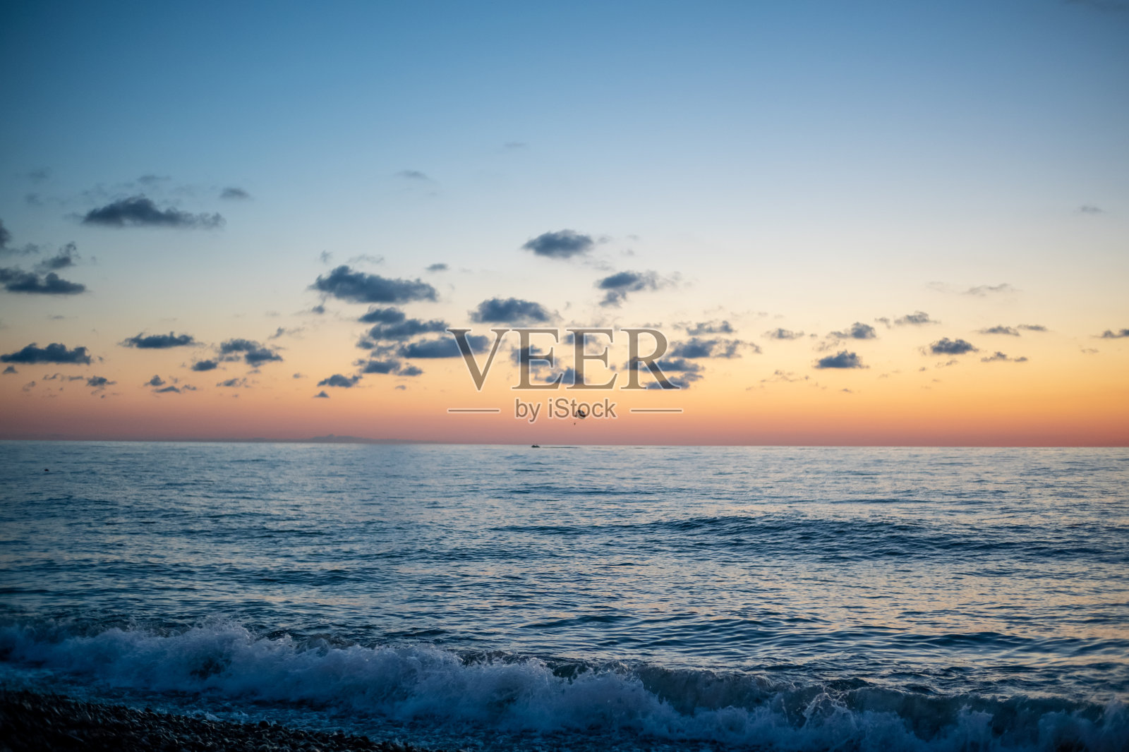 美丽的日落和黄昏在巴统附近的海岸，格鲁吉亚。黑海。美丽的蓝-紫罗兰-橘色的海洋照片摄影图片