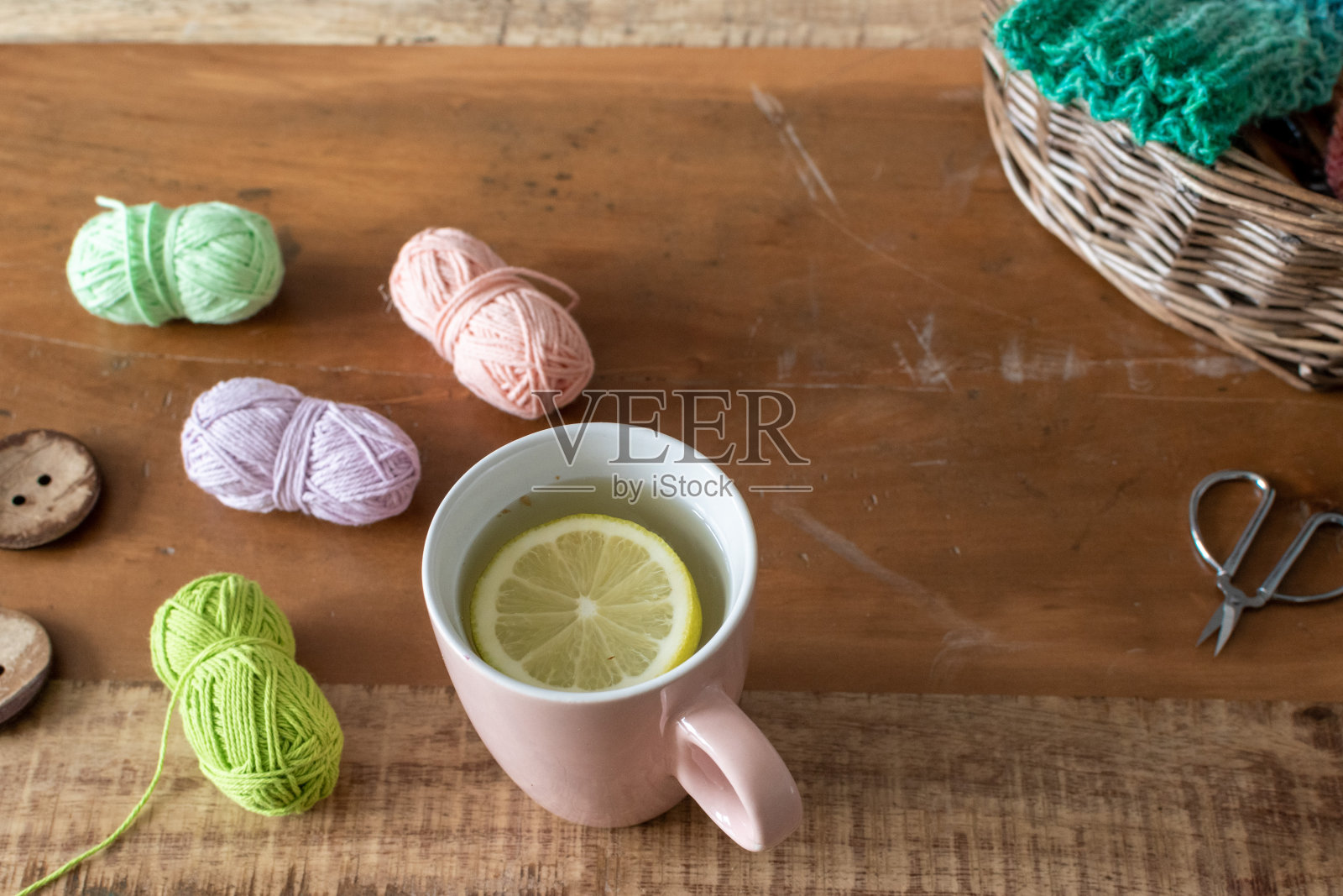 柠檬茶和棉花球照片摄影图片