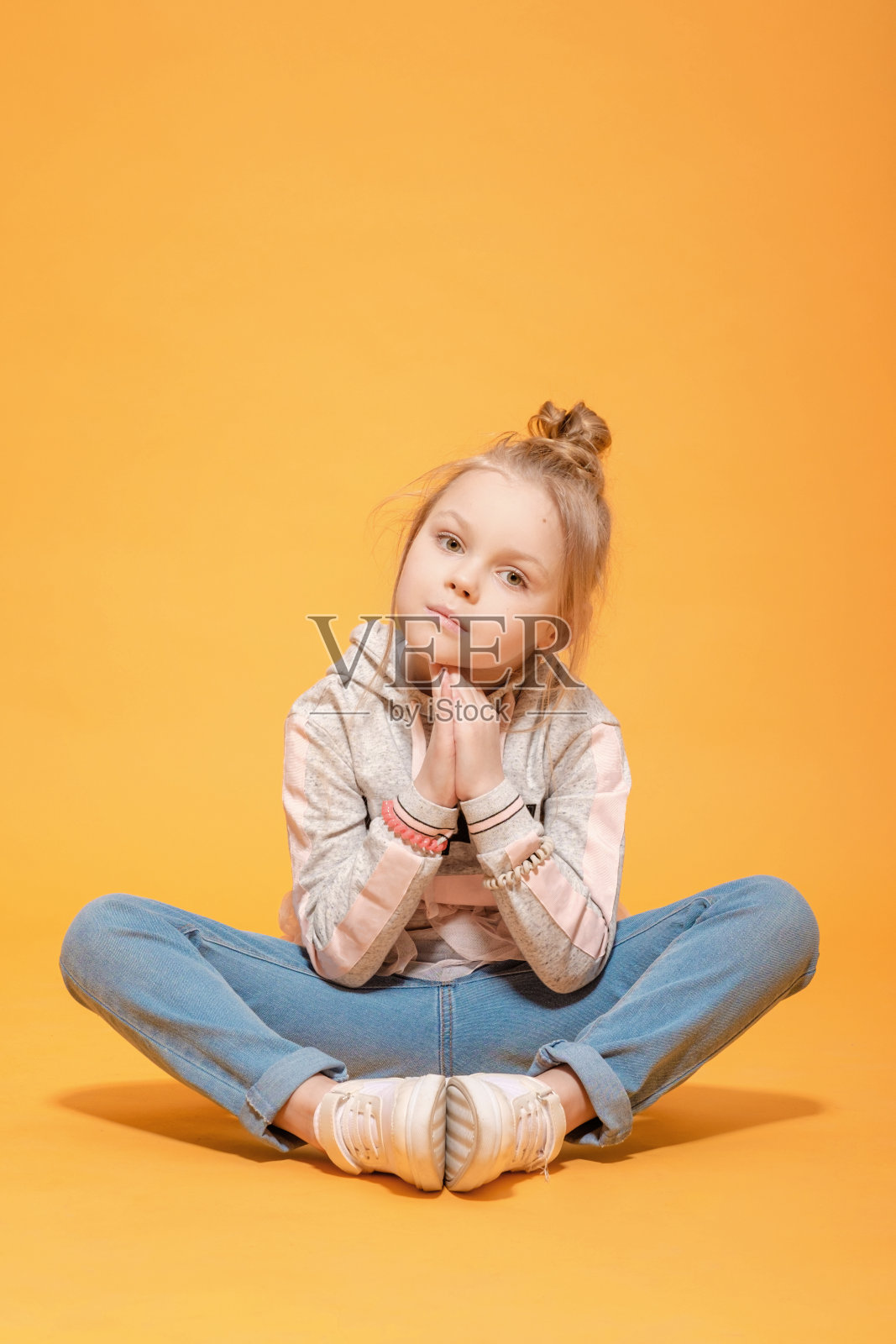 时尚模特，黄色背景上的漂亮女孩照片摄影图片