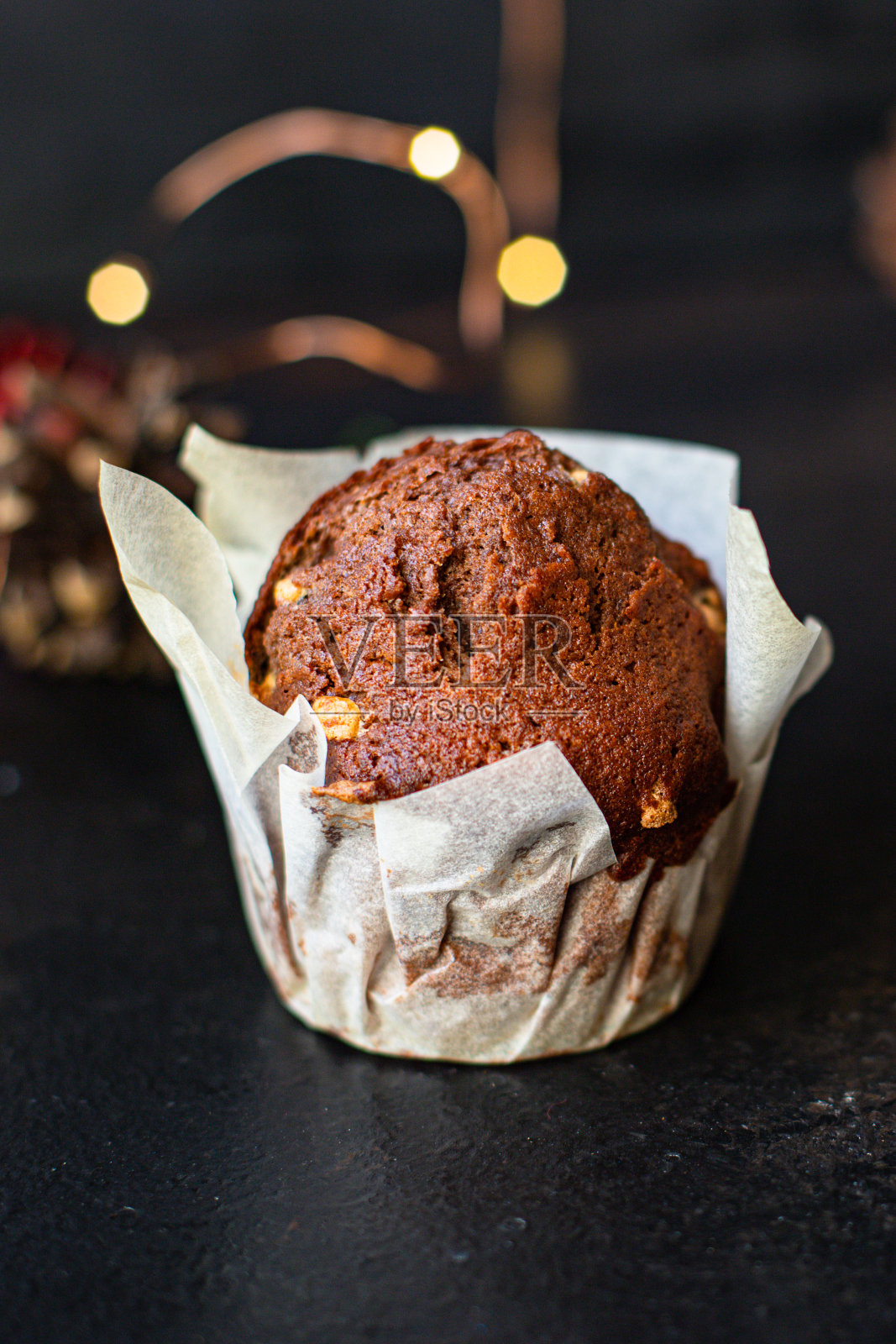 巧克力松饼纸杯蛋糕自制烘焙蛋糕在桌子上圣诞灯新年对待美味的服务大小的部分俯视图拷贝空间文字食物背景乡村照片摄影图片